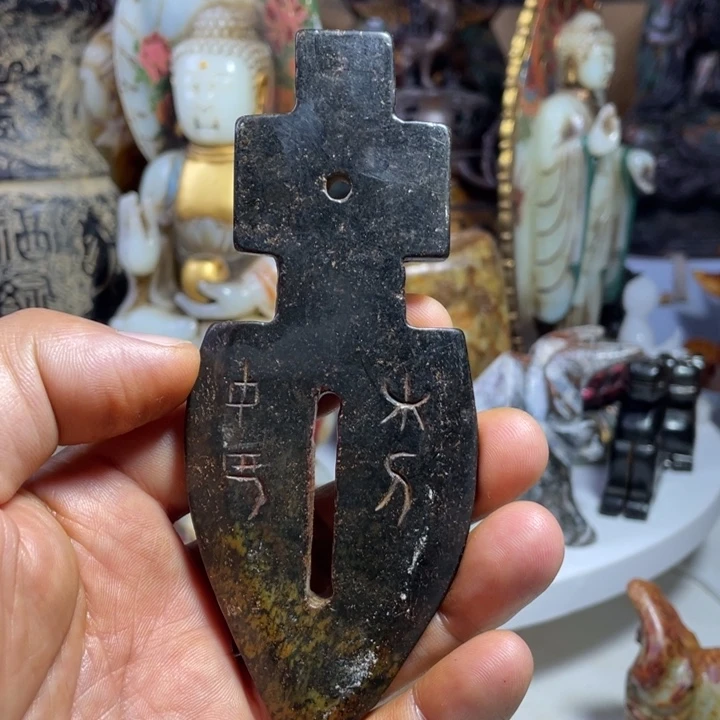 挂件。  手把件。