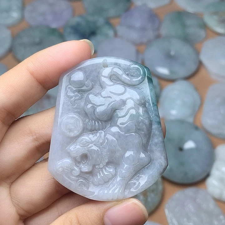 翡翠未镶嵌颈饰老虎牌