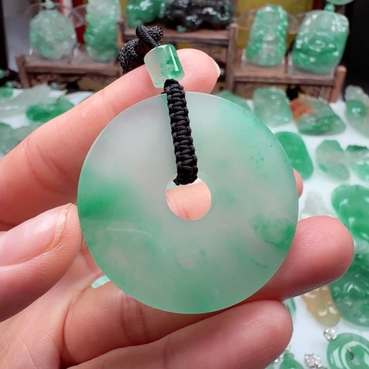 颈饰未镶嵌石英质玉