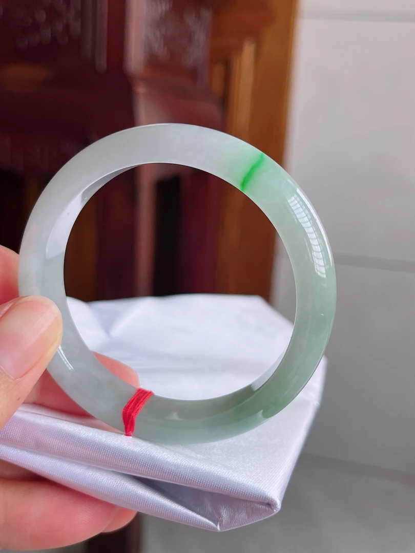 55-56圈冰润飘阳绿淡春彩翡翠手镯时尚平安镯