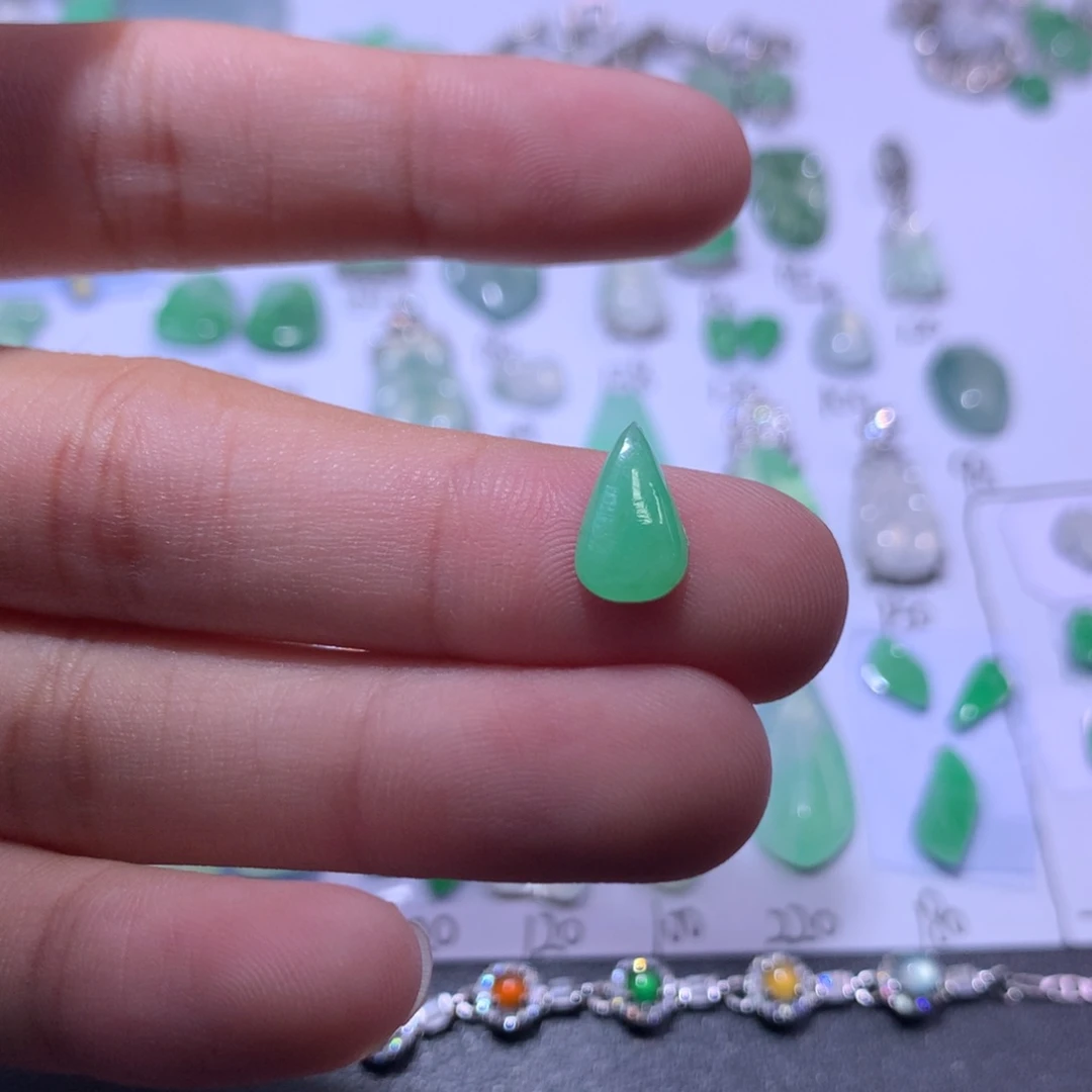 翡翠未镶嵌颈饰水滴