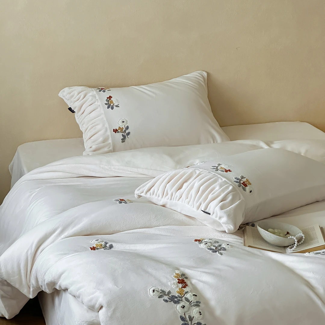 冬季法式加厚牛奶绒四件套小清新花卉刺绣防静电被套床品白色床笠