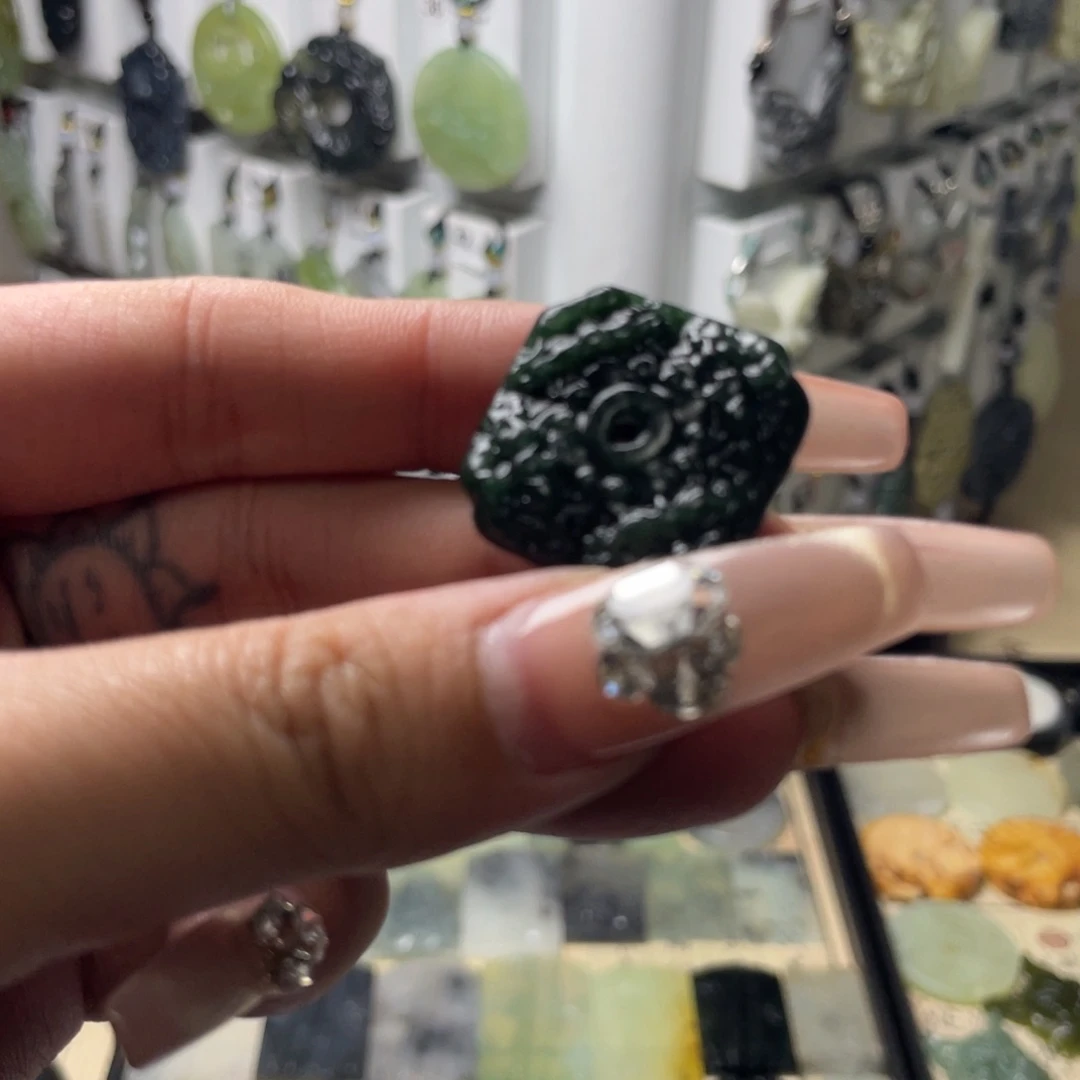 岫玉颈饰未镶嵌尼****子八方来财