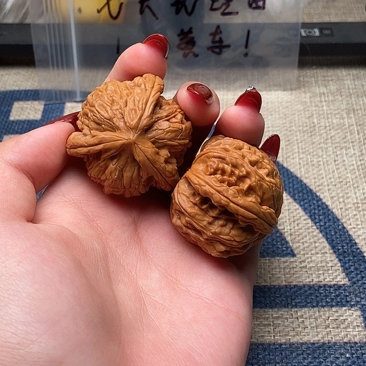 文玩核桃把件战*白狮子正奔