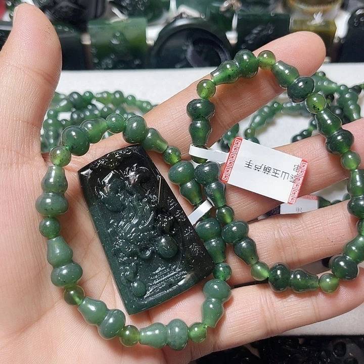 安***馆蛇纹石玉未镶嵌颈饰