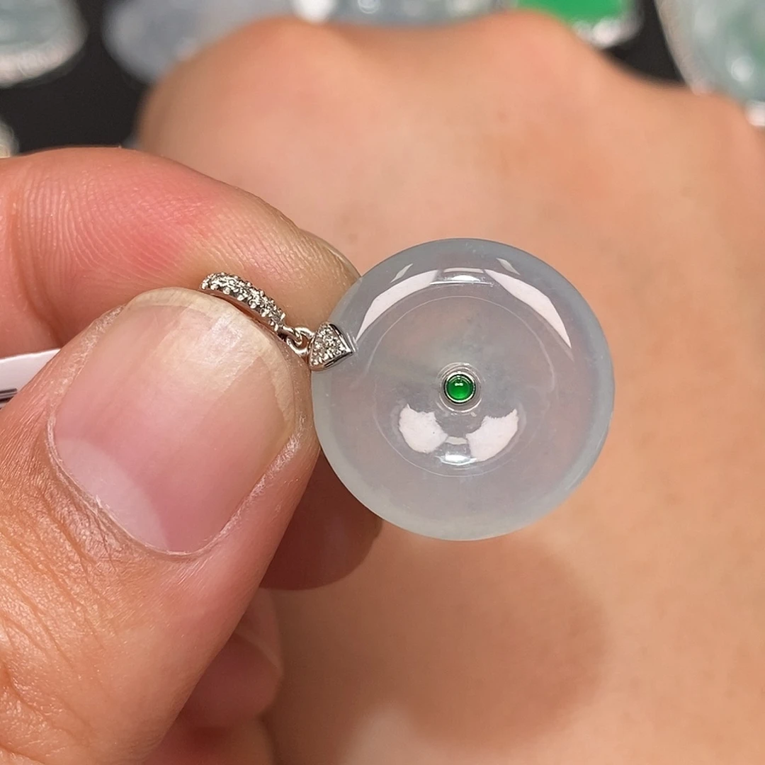 翡翠18K金镶嵌颈饰平安扣