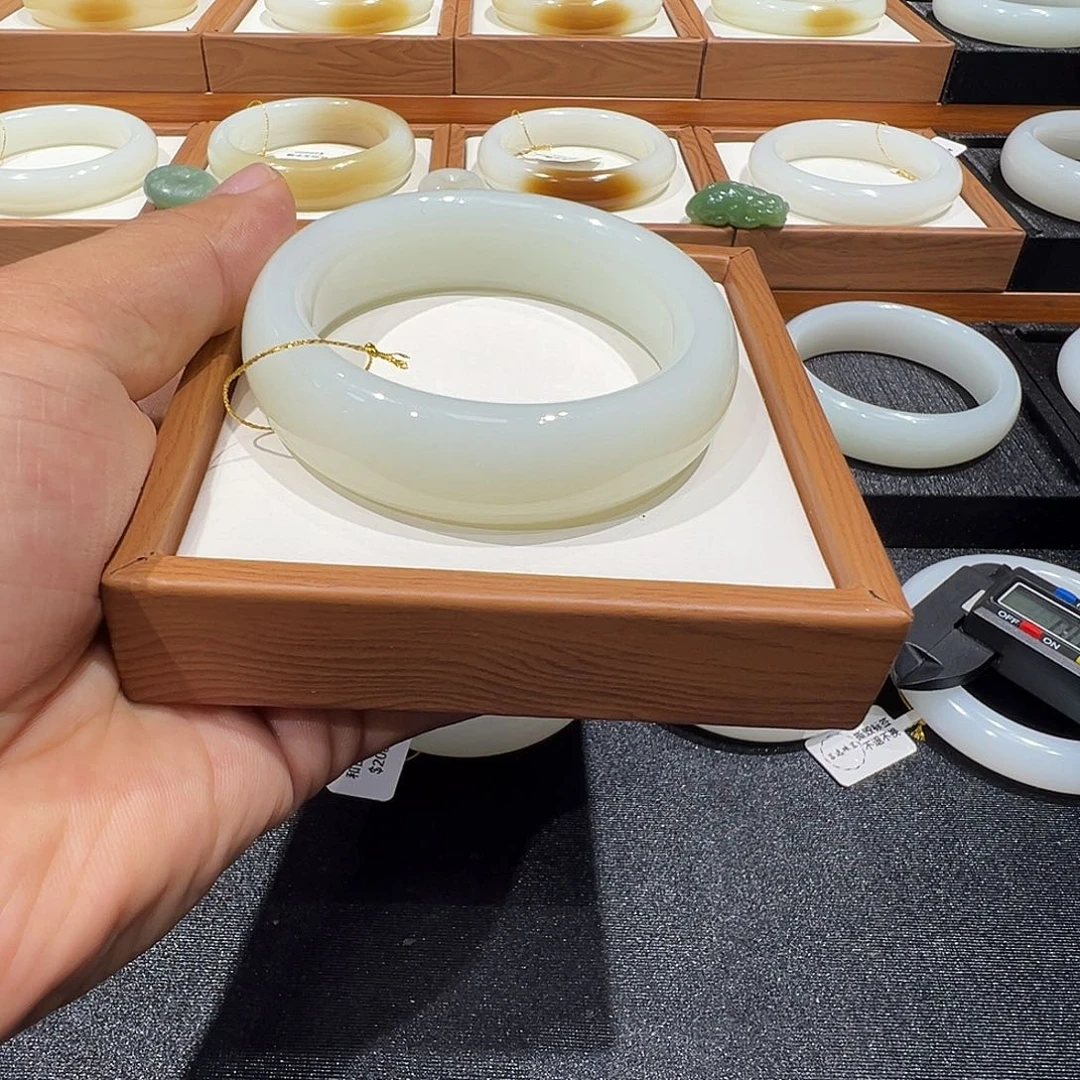 和田玉未镶嵌手镯