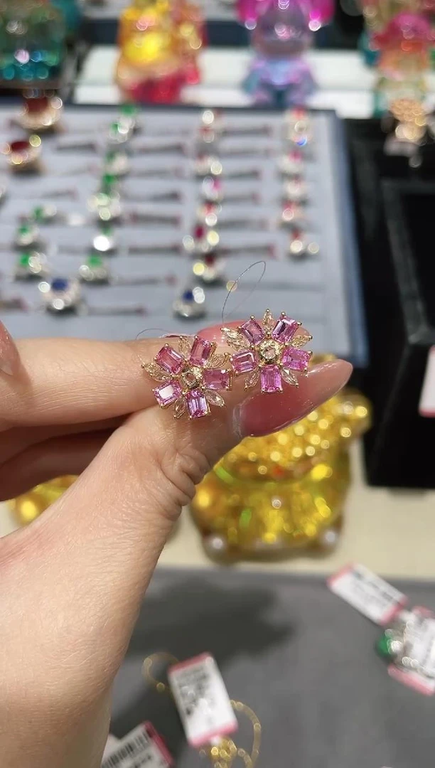 18K金镶嵌彩色蓝宝石耳饰花朵款