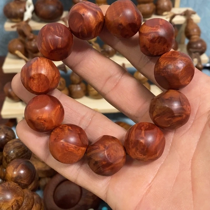 木珍****厂火琉璃精品六棱手串