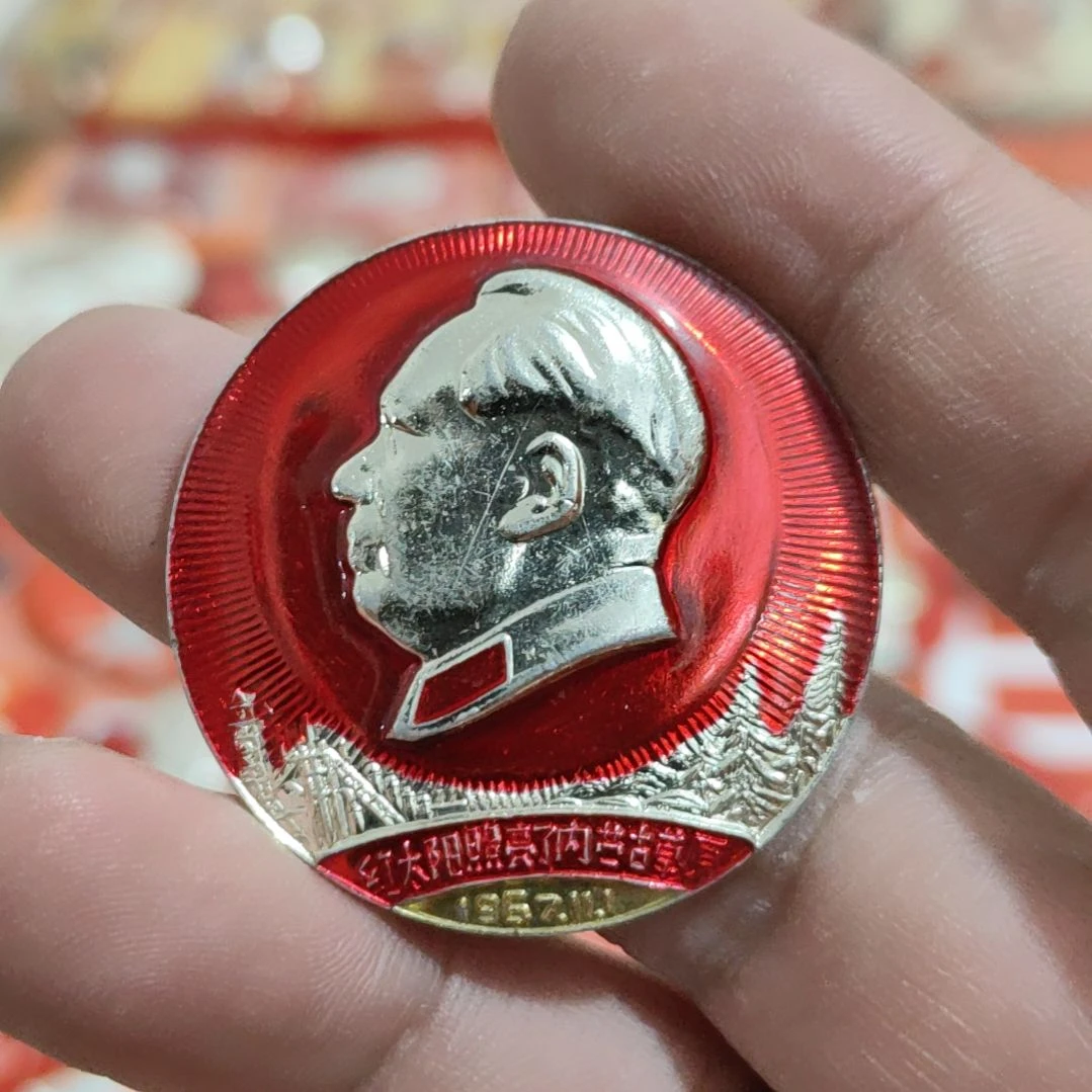 金***河其他普通金属圆形红色人物像章