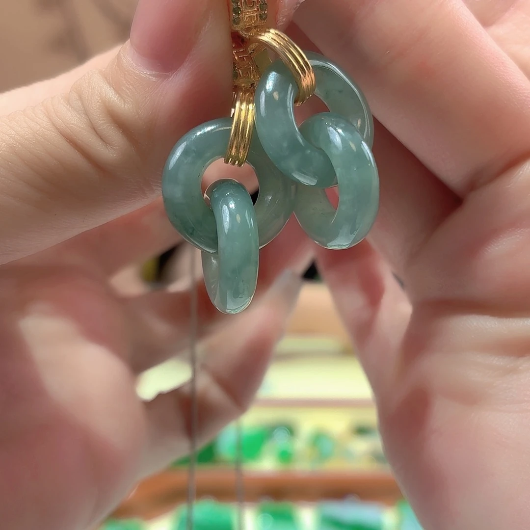 翡翠未镶嵌颈饰多样发其一