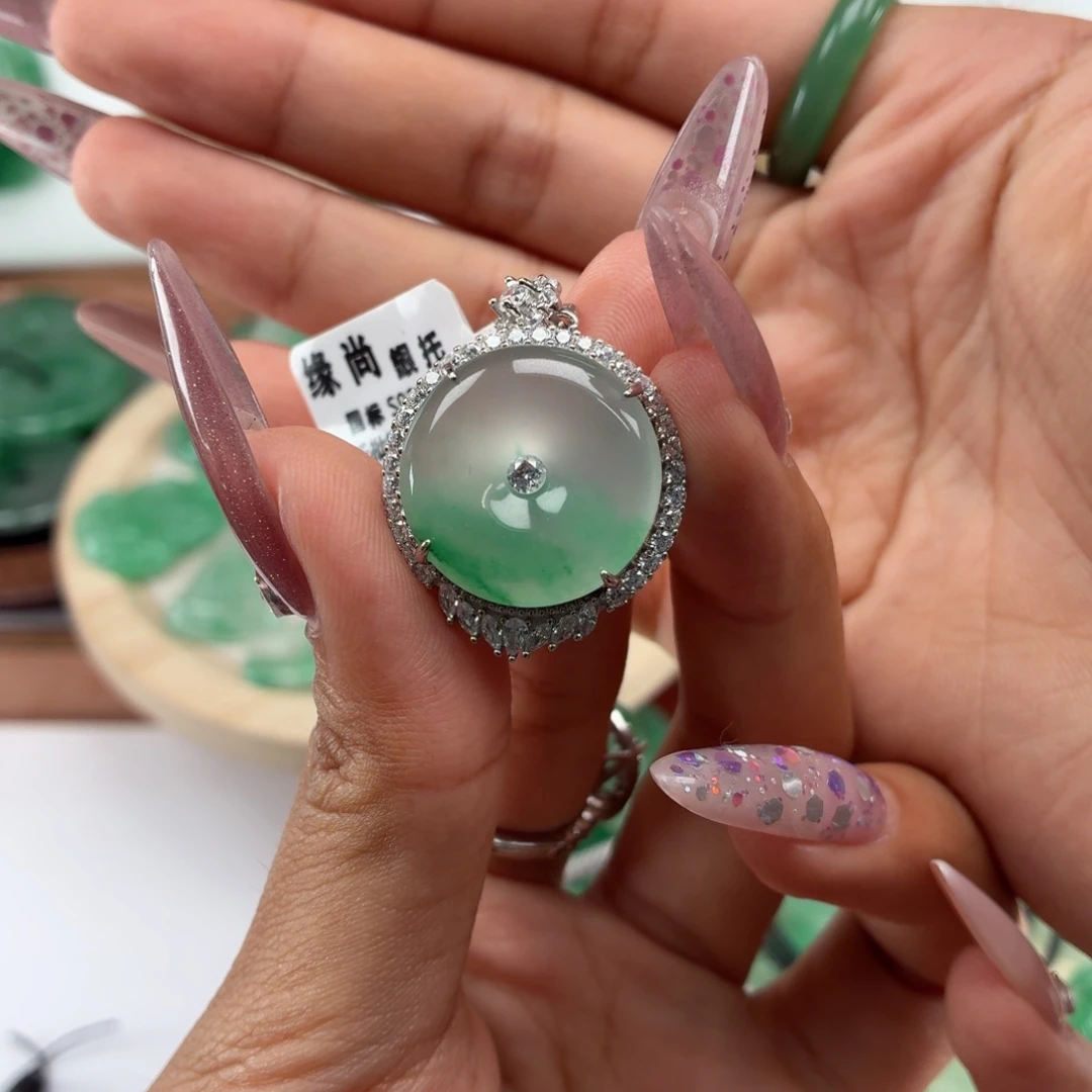 石英质玉（非洲翠）未镶嵌颈饰老****）平安扣