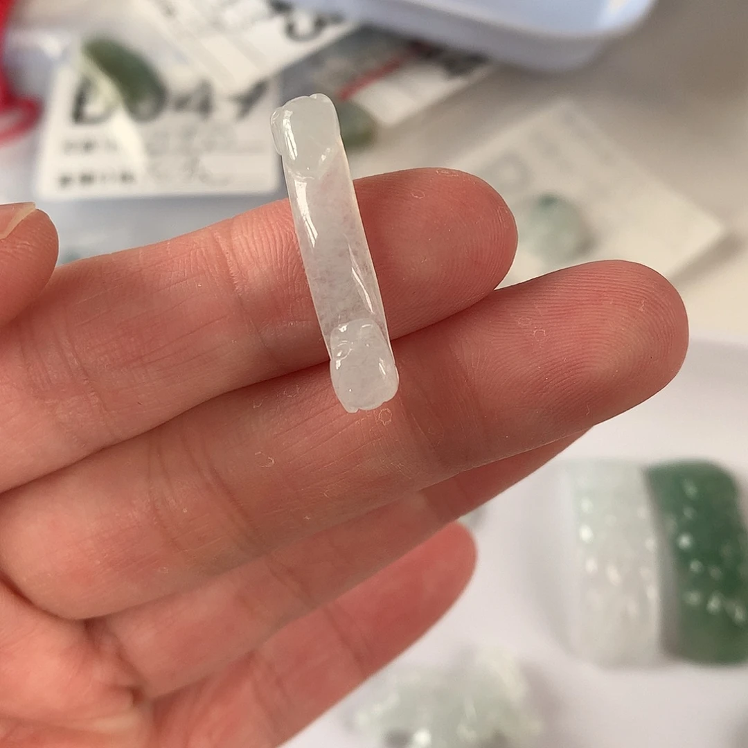 翡翠颈饰未镶嵌手牌