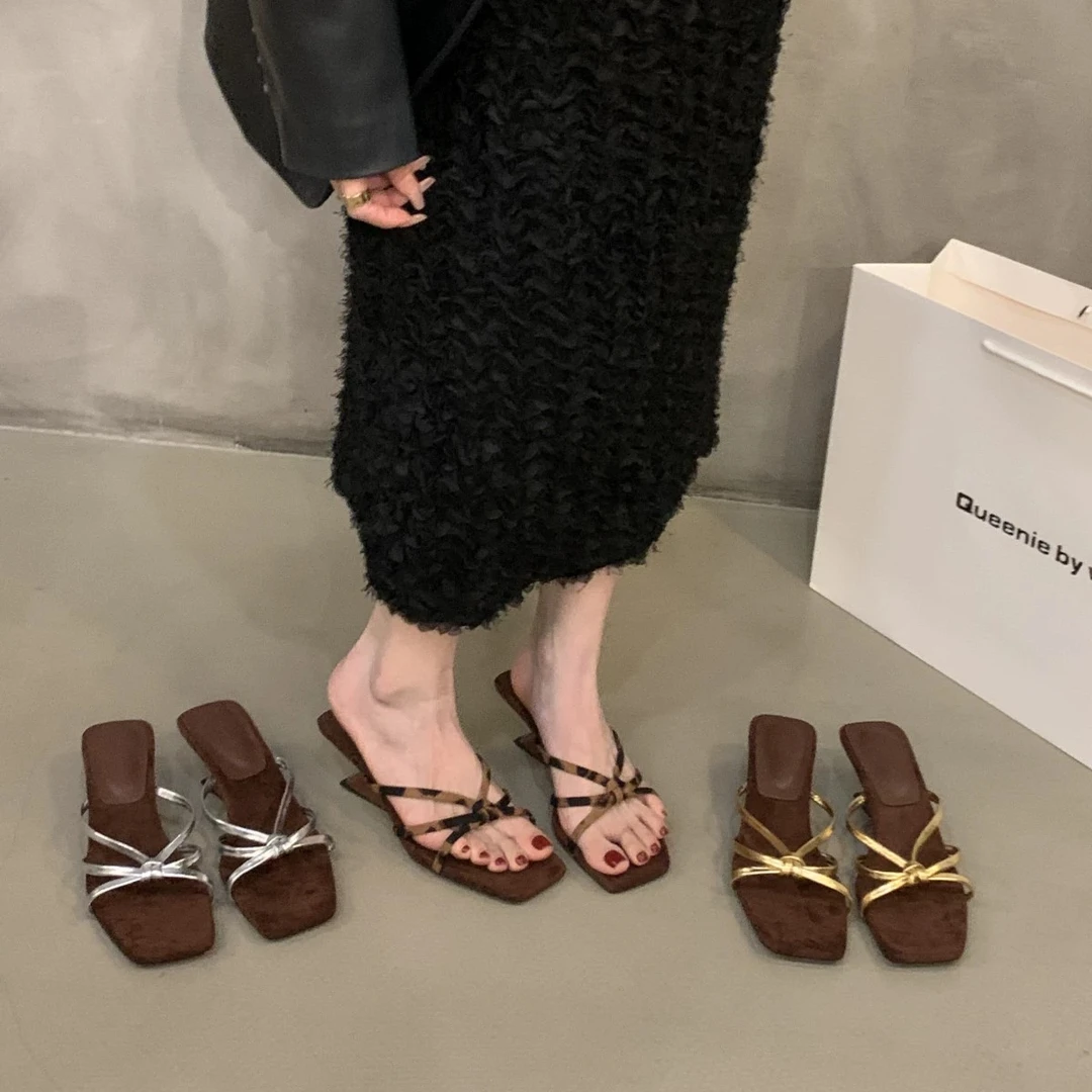 坡跟豹纹一字拖鞋女鞋子外穿2025新款配裙子细带凉拖银色高跟凉鞋