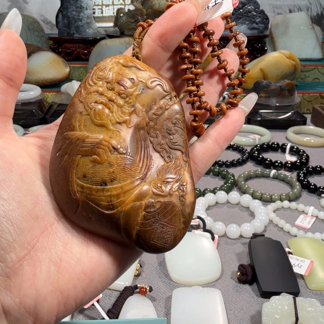 和田玉未镶嵌把件