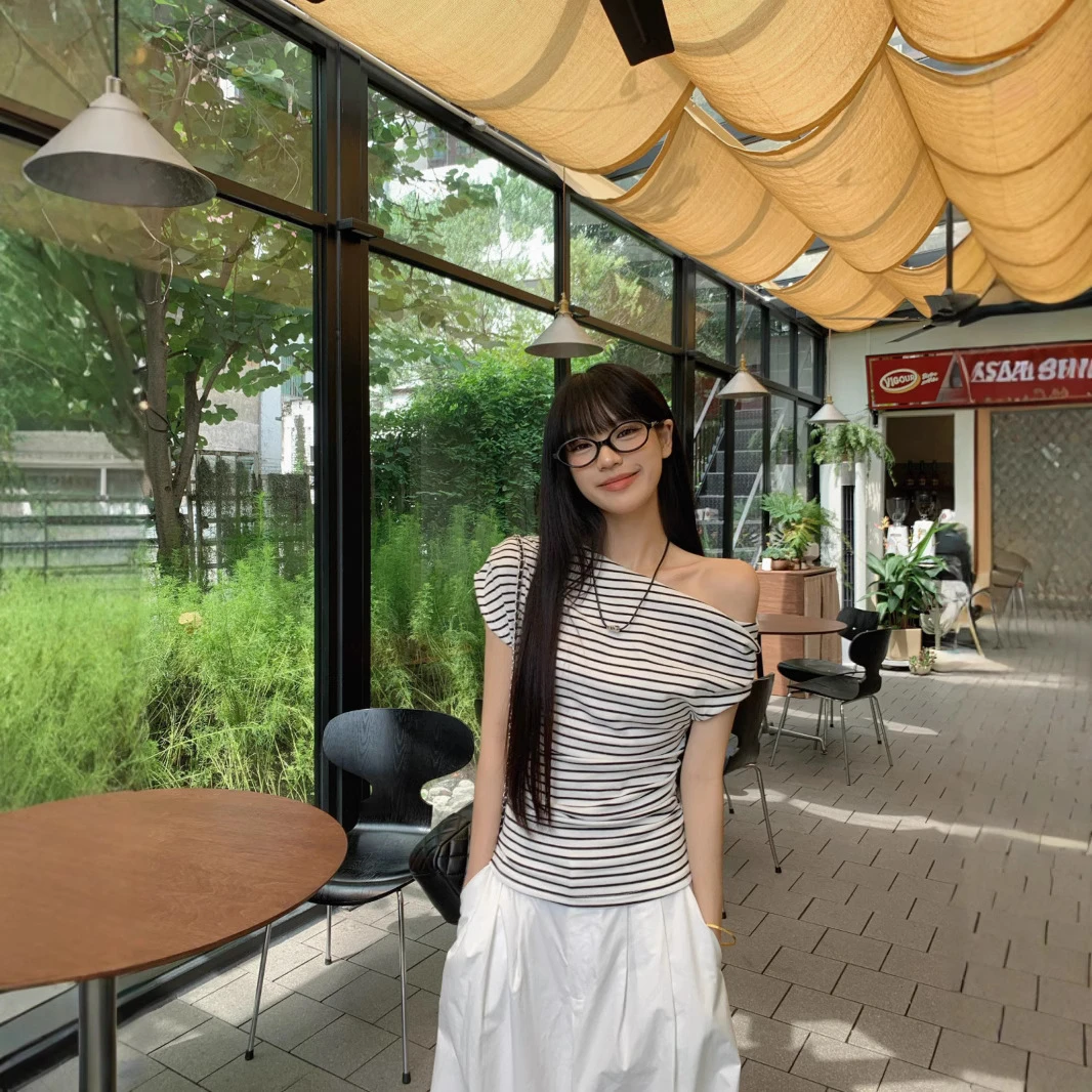 设计感斜肩短袖T恤女2025夏季新款辣妹修身显瘦露肩条纹条纹t恤女