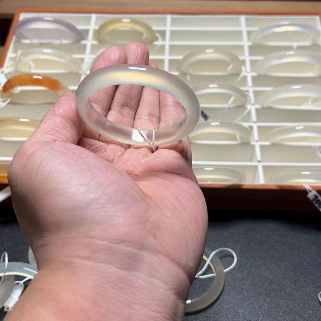 玛瑙/玉髓手镯未镶嵌许*钱