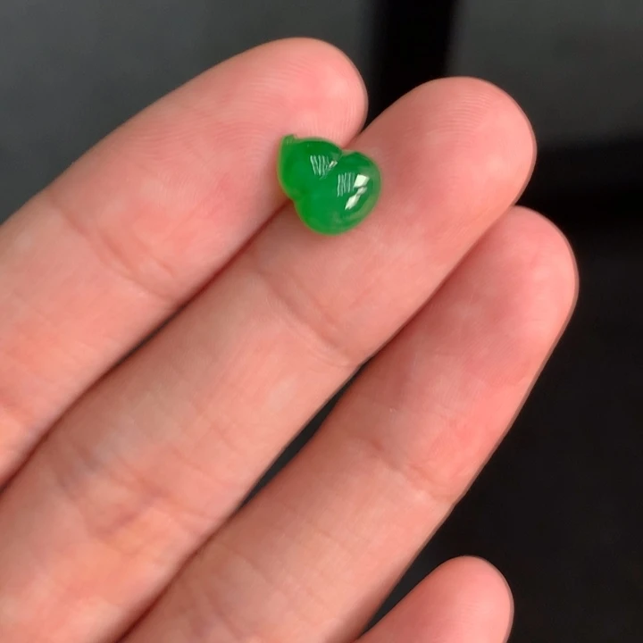 翡翠挂件未镶嵌…..