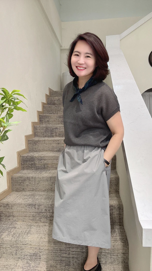 设计师圆领冰丝麻料针织半袖灰色夏季休闲纯色