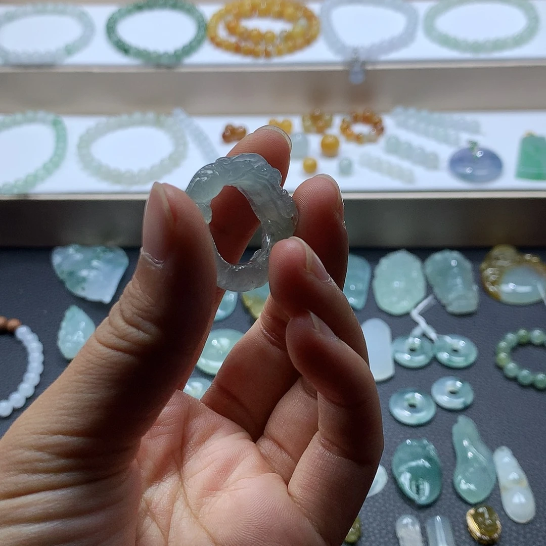 翡翠未镶嵌颈饰龙戒