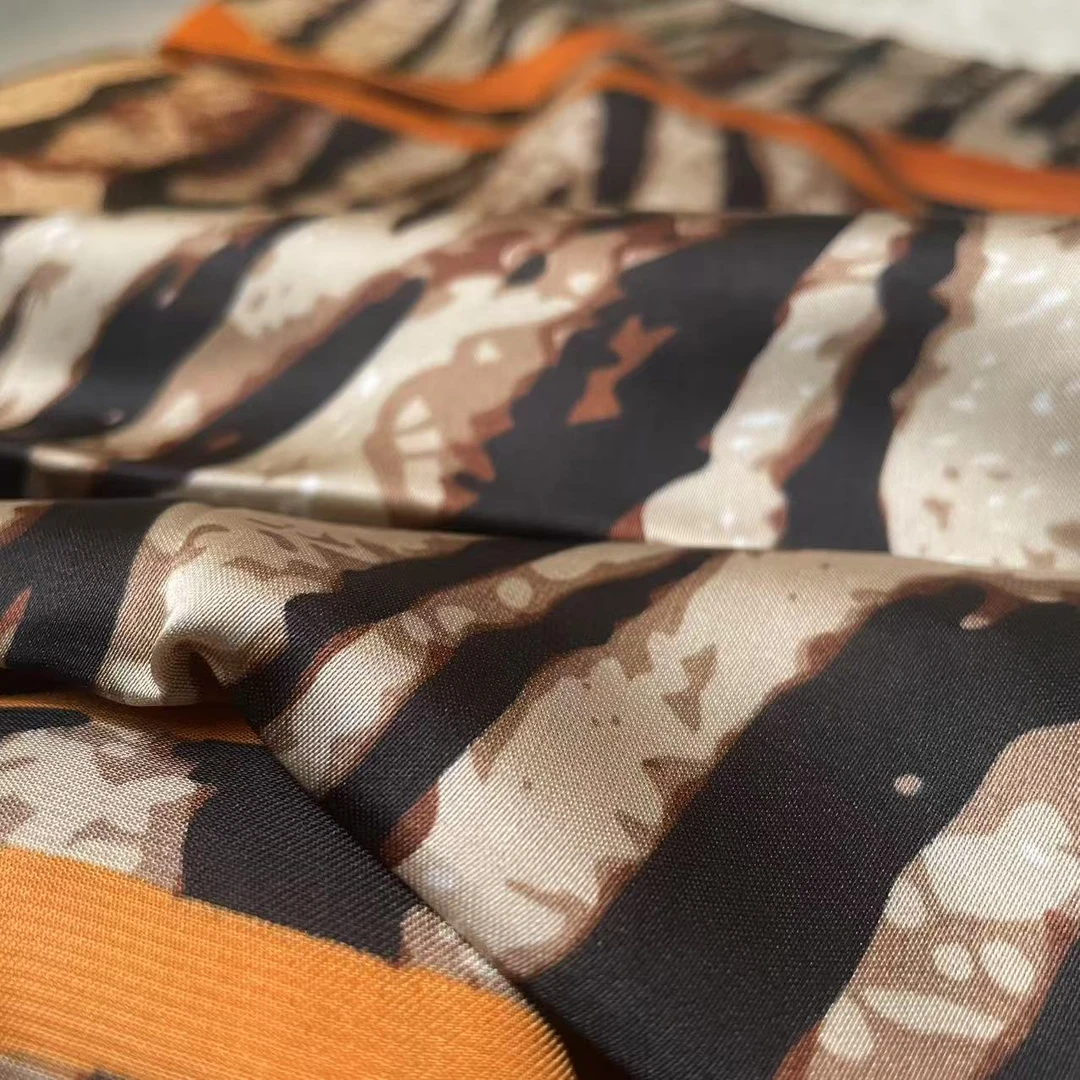 豹纹咖丽景缎丝巾