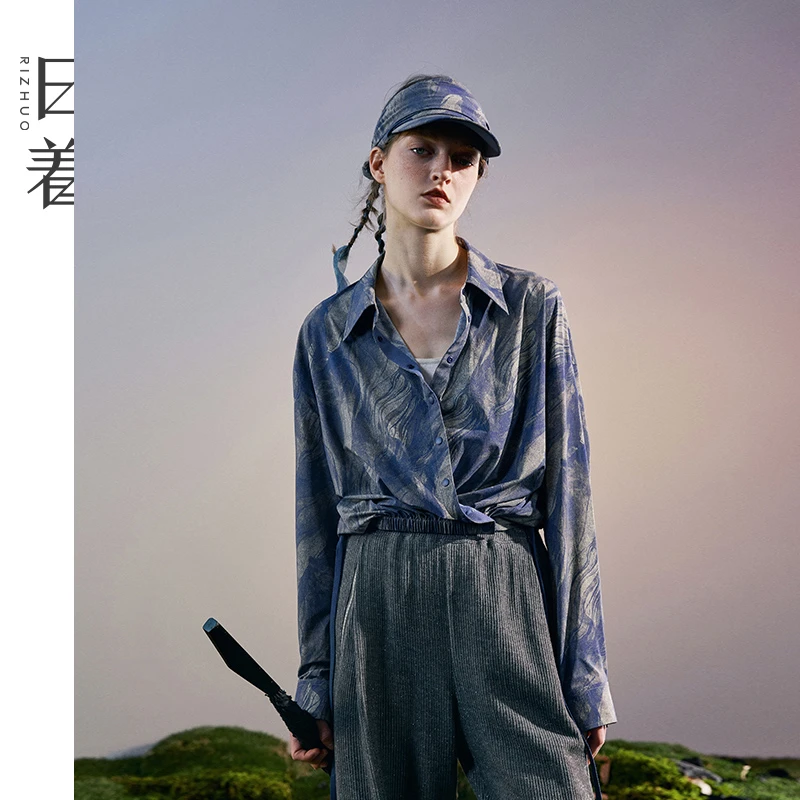 日着游尘蓝长袖印花衬衫女士2025年小众气质宽松短款上衣RD3224C1