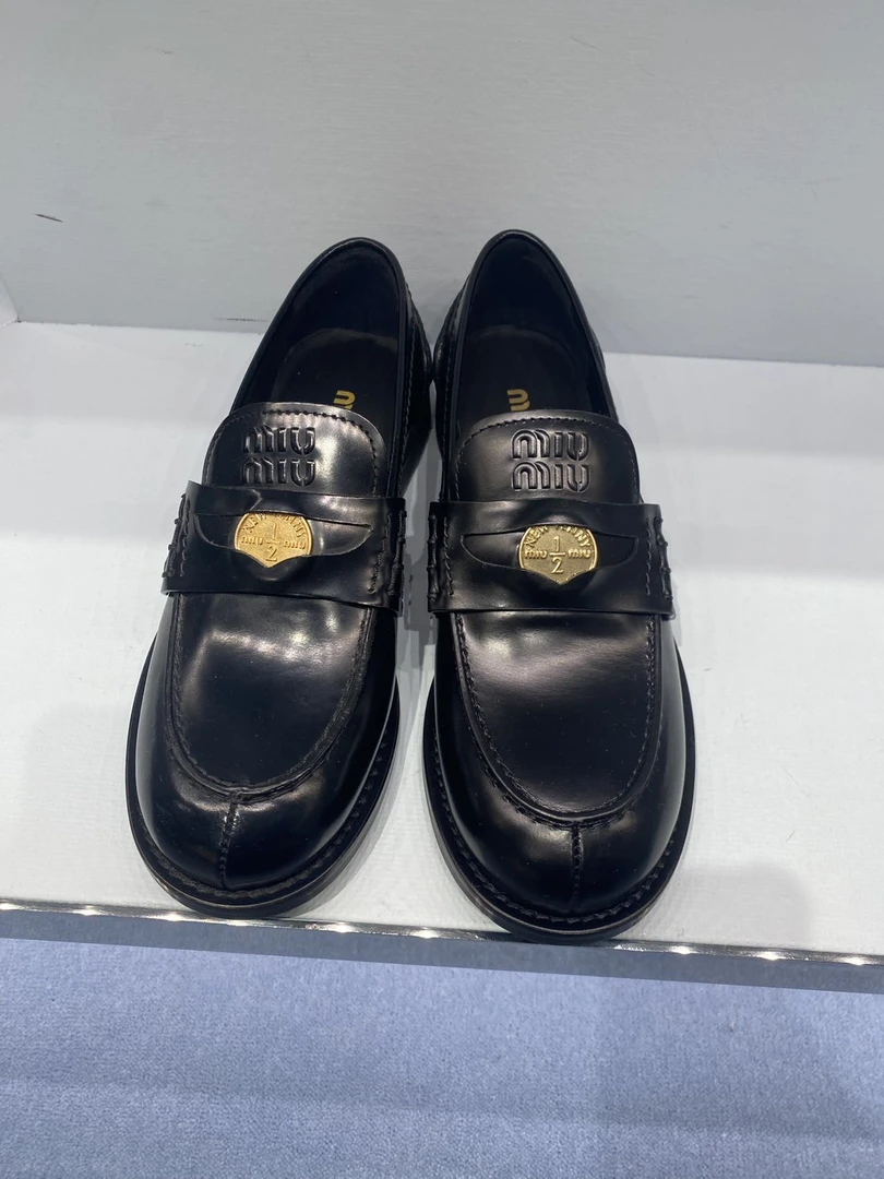 全新未使用 MIU MIU/缪缪 miumiu女士皮鞋黑色