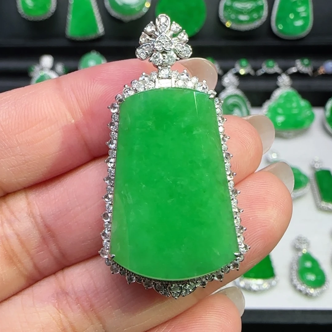 翡翠18K金镶嵌颈饰吊坠