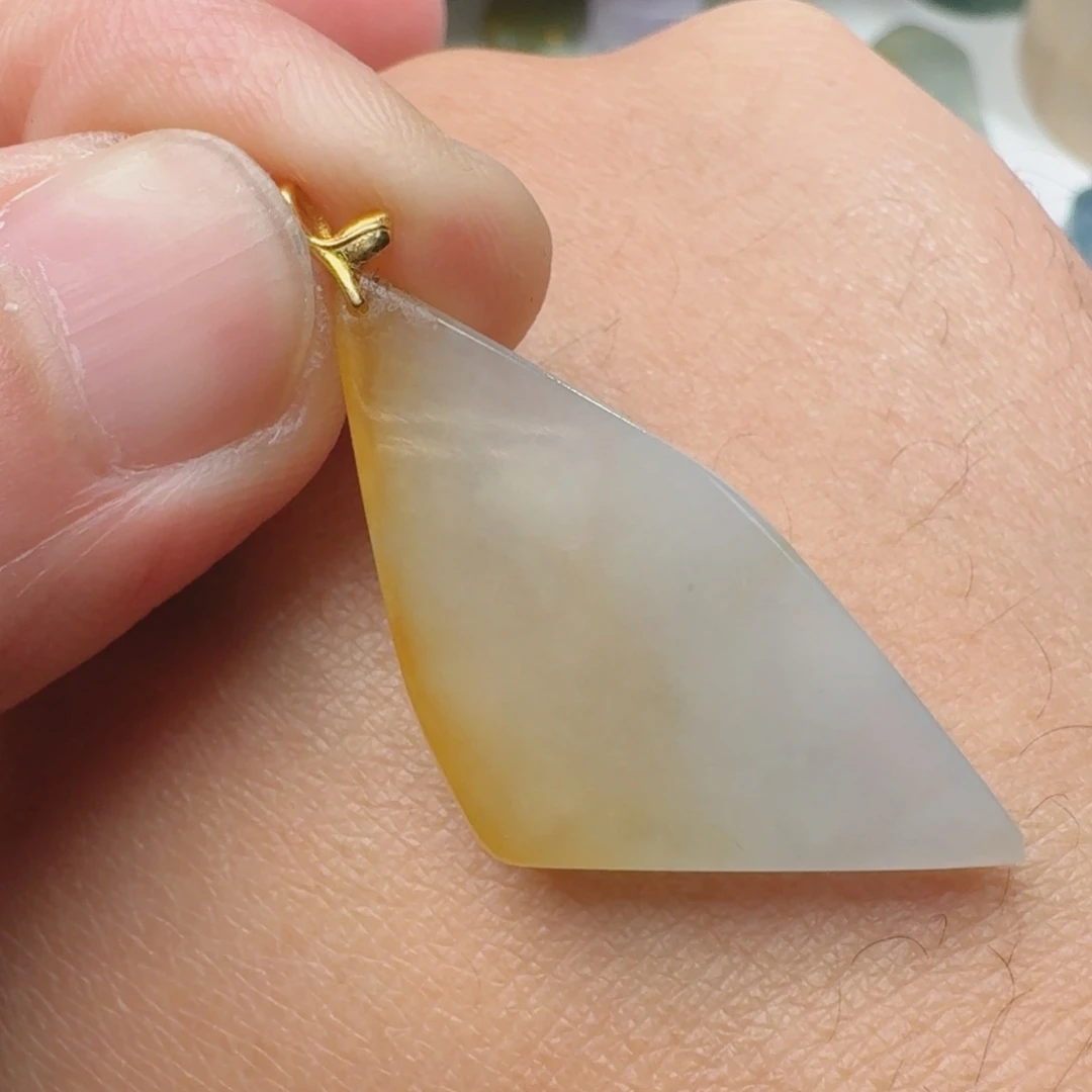 翡翠颈饰18K金镶嵌天然缅甸翡翠A货随形吊坠