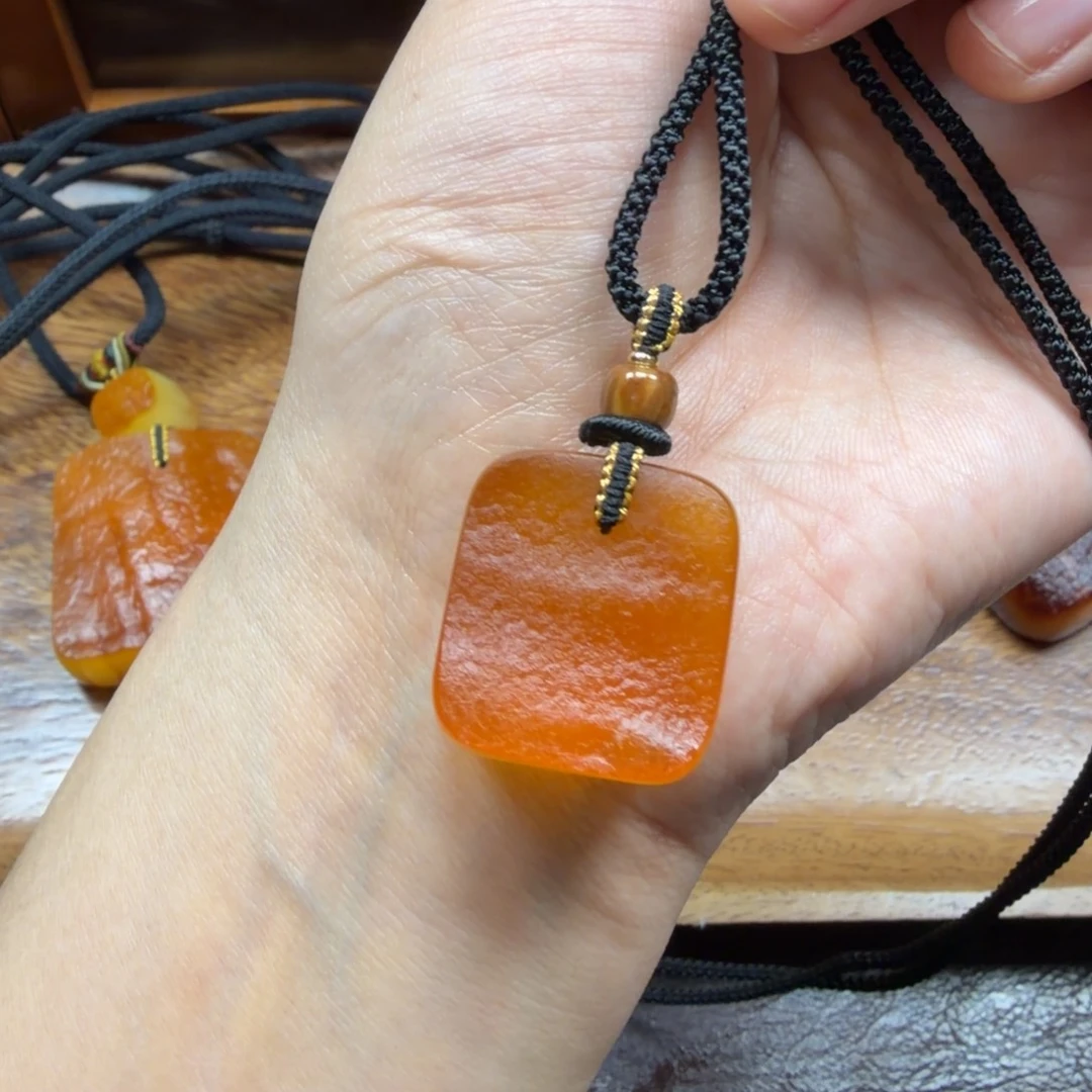 琥珀未镶嵌吊坠(赠链)