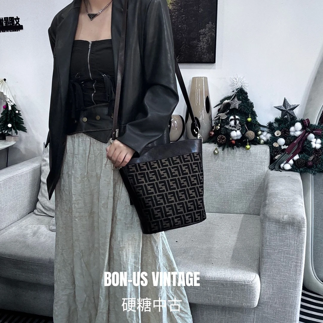 95新 FENDI/芬迪 8613373/老花水桶包配皮换新