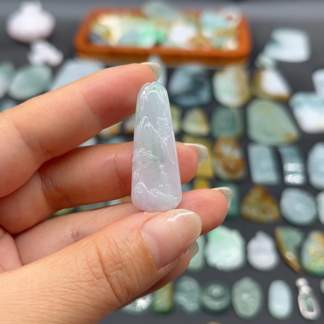 翡翠未镶嵌颈饰山水