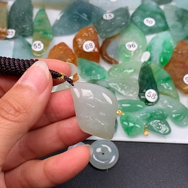 翡翠未镶嵌颈饰随型