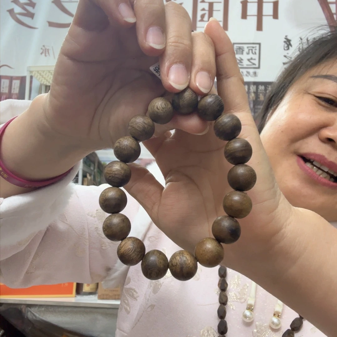 沉香木手串海南莺歌绿1.3 +10.克十发货一串