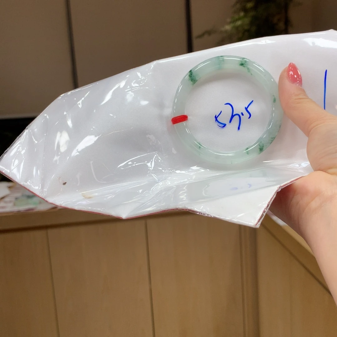 翡翠手镯未镶嵌不退不换