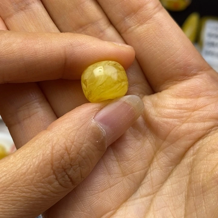孟***。裸石蜜蜡未镶嵌瑕疵，小坑