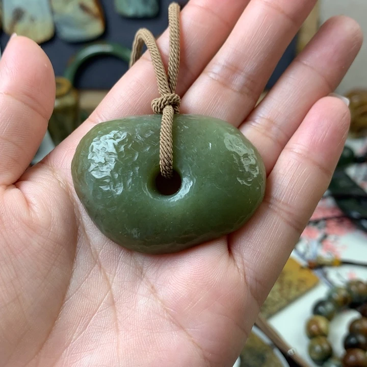 透闪石质玉挂件未镶嵌