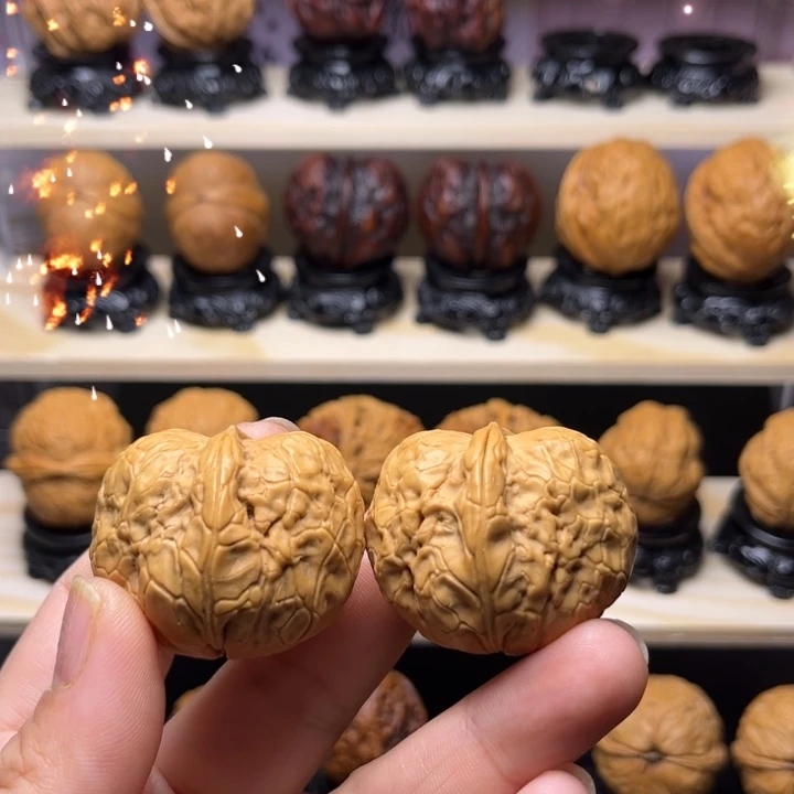 文玩核桃吊坠45w金元宝