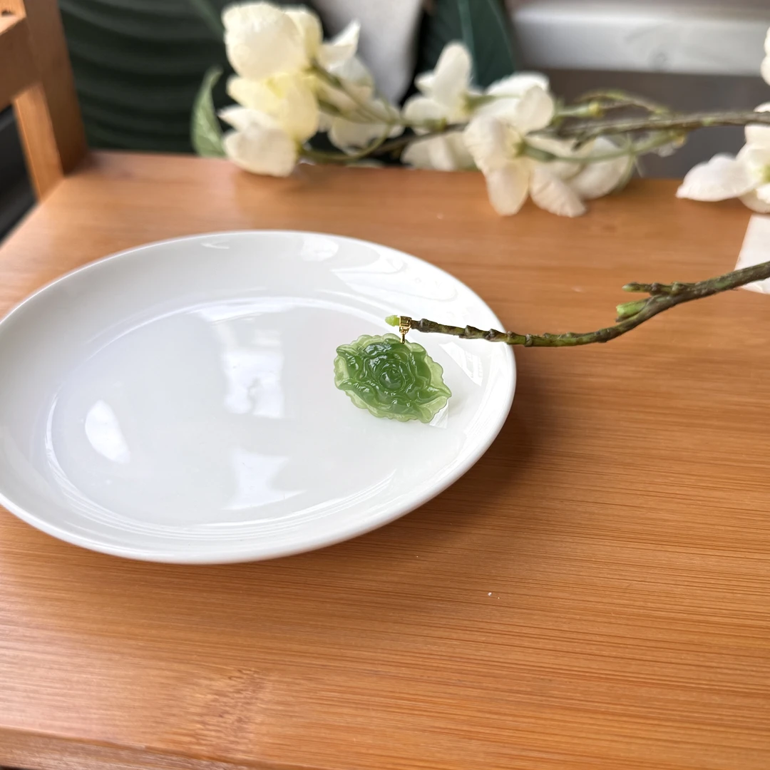【珠宝厂长】约20*30mm俄料菠菜绿碧玉牡丹花18K金镶嵌吊坠
