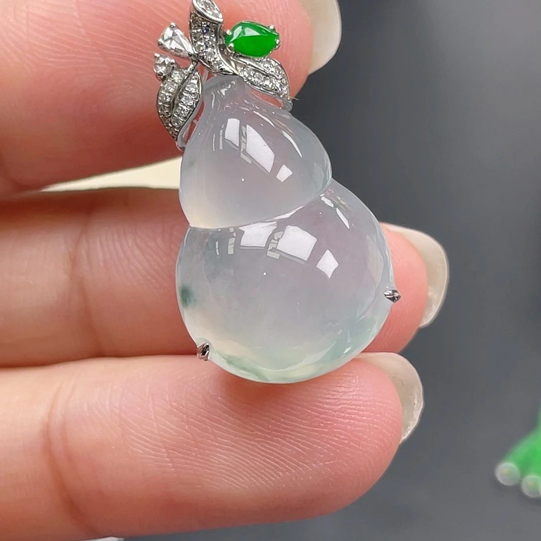 翡翠18K金镶嵌颈饰高冰飘花葫芦