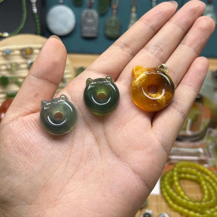 叶***可蛇纹石玉未镶嵌颈饰