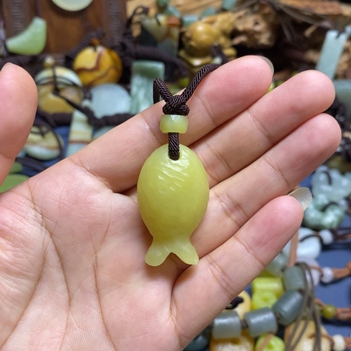 珑***儿蛇纹石玉未镶嵌颈饰