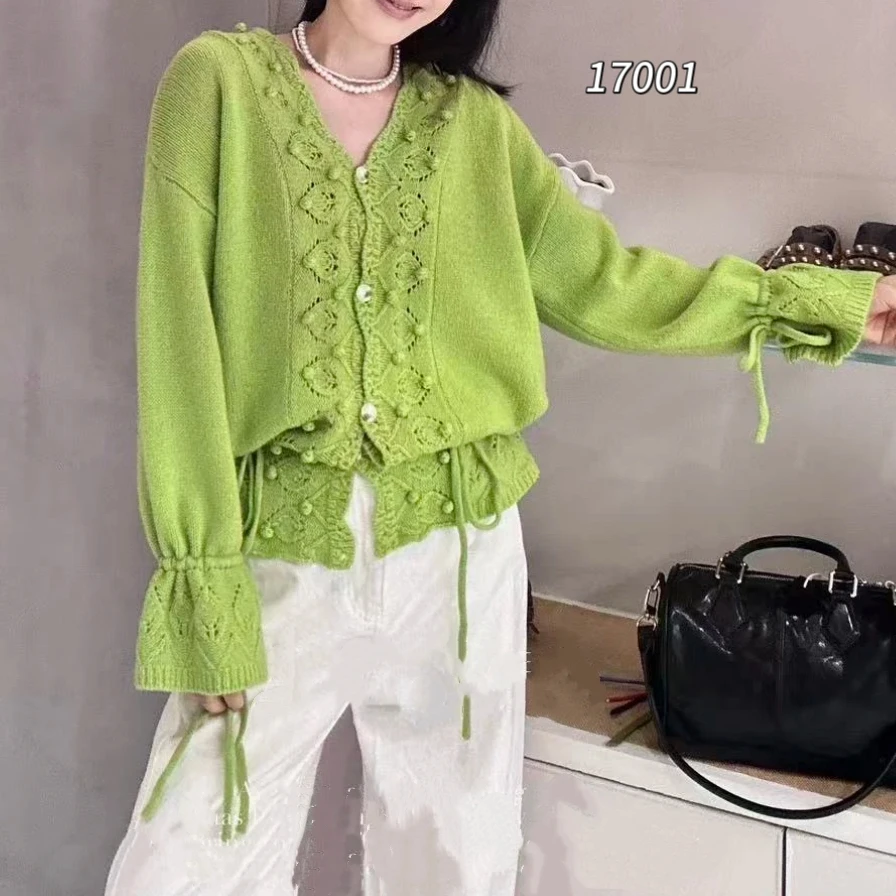 17001 SANFAN（部分无水洗唛，介意慎拍)喇叭袖复古V领针织衫