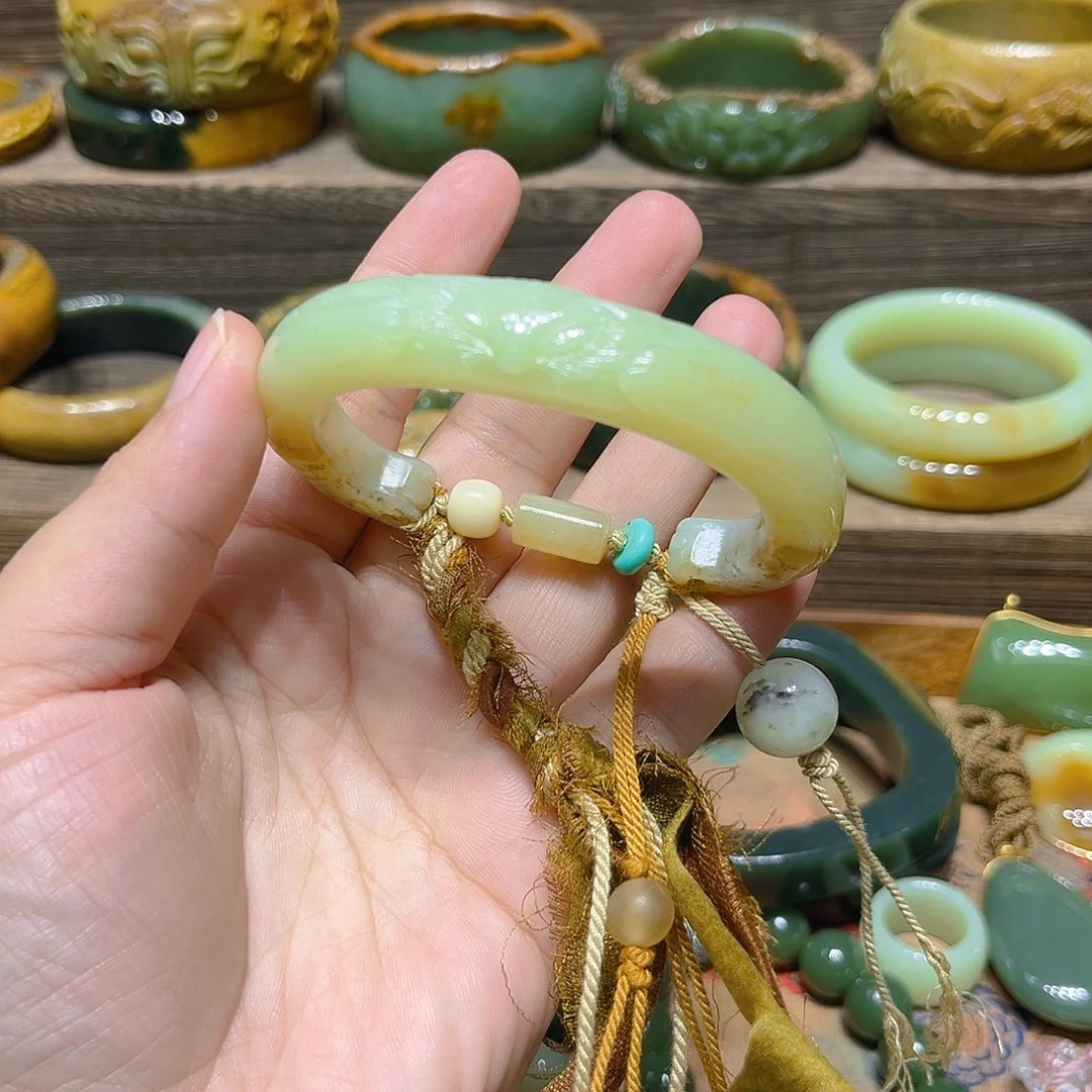 采***菇和田玉手镯未镶嵌