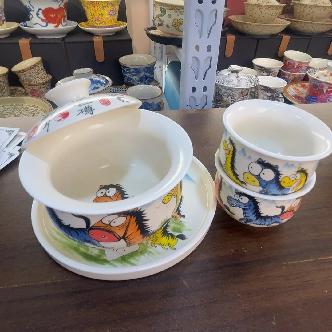 这些盖碗很漂亮！！