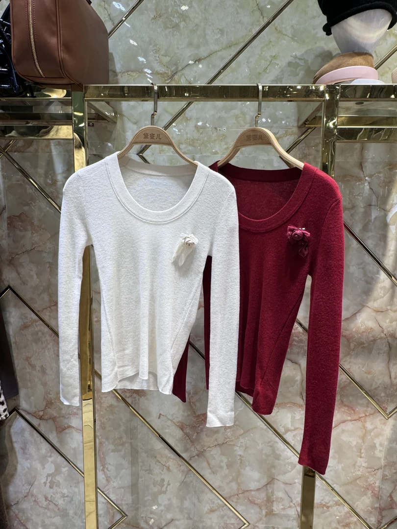 黛蜜儿2025新款U胸花上衣