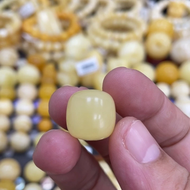 蜜蜡未镶嵌裸石14.5*14.5mm