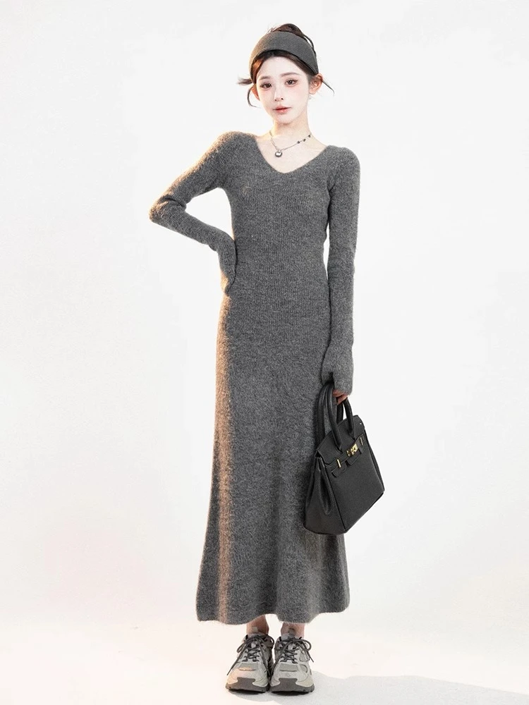 灰色v领针织连衣裙子女秋冬季2025新款高级感内搭打底毛衣裙长裙