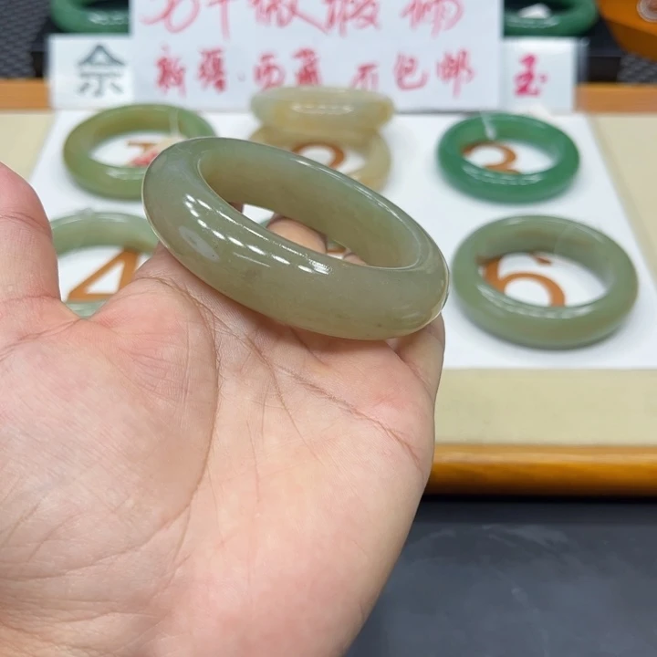 未镶嵌手镯石英质玉五****瑞