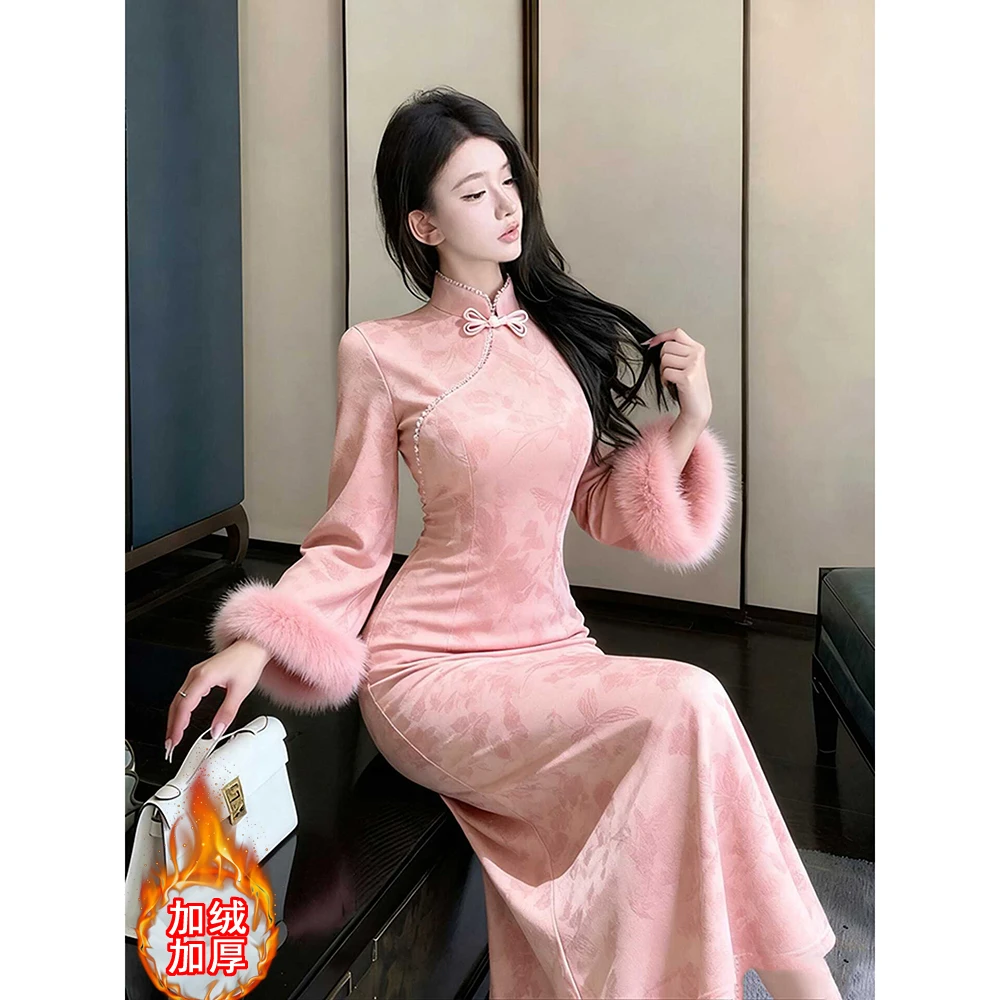 2025秋冬轻奢小众不撞款富家千金新中式改良旗袍粉色国风连衣裙子